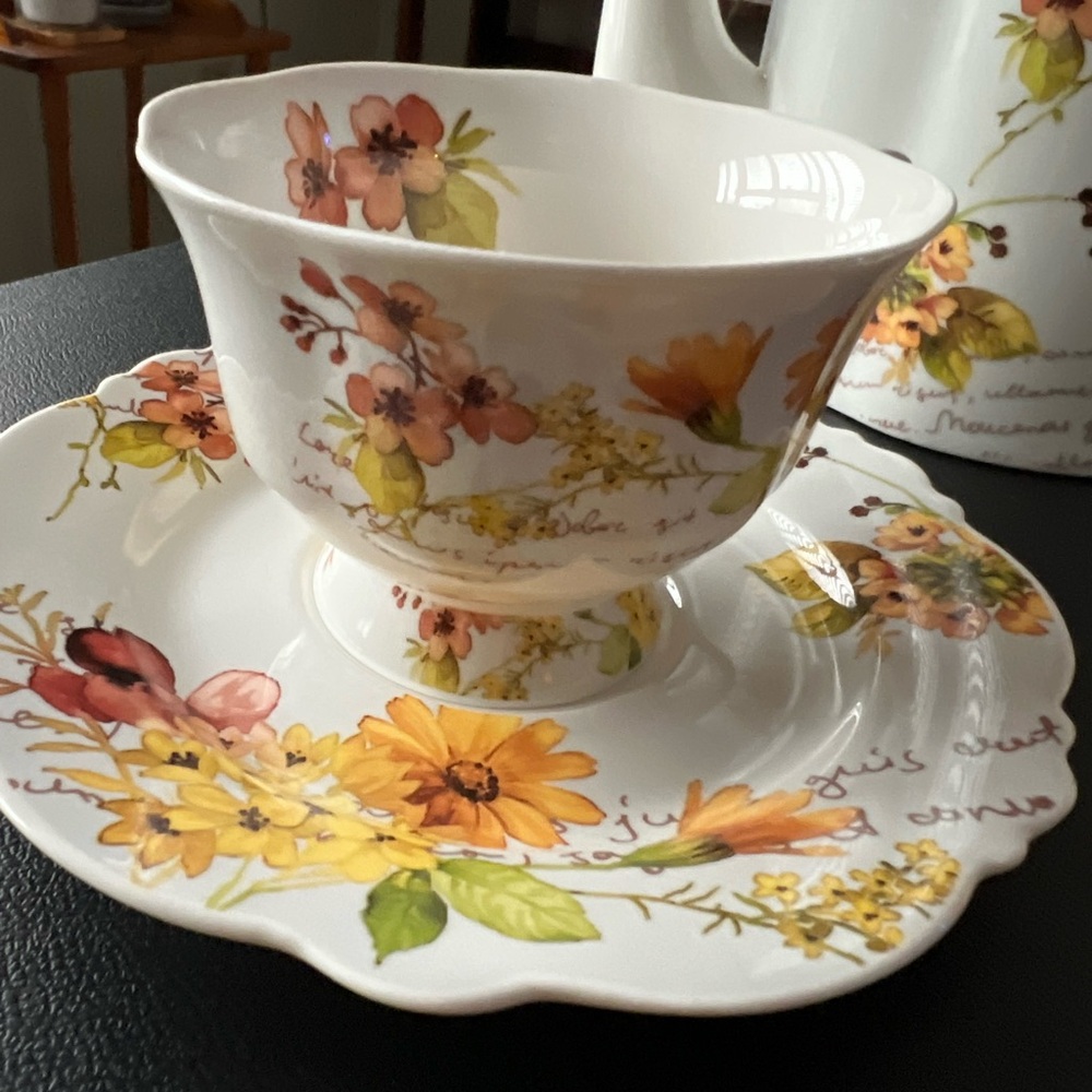 Eileen’s Reserve Floral Tea Set- pot, cream pourer, 2 cups and saucers - Picture 3 of 4